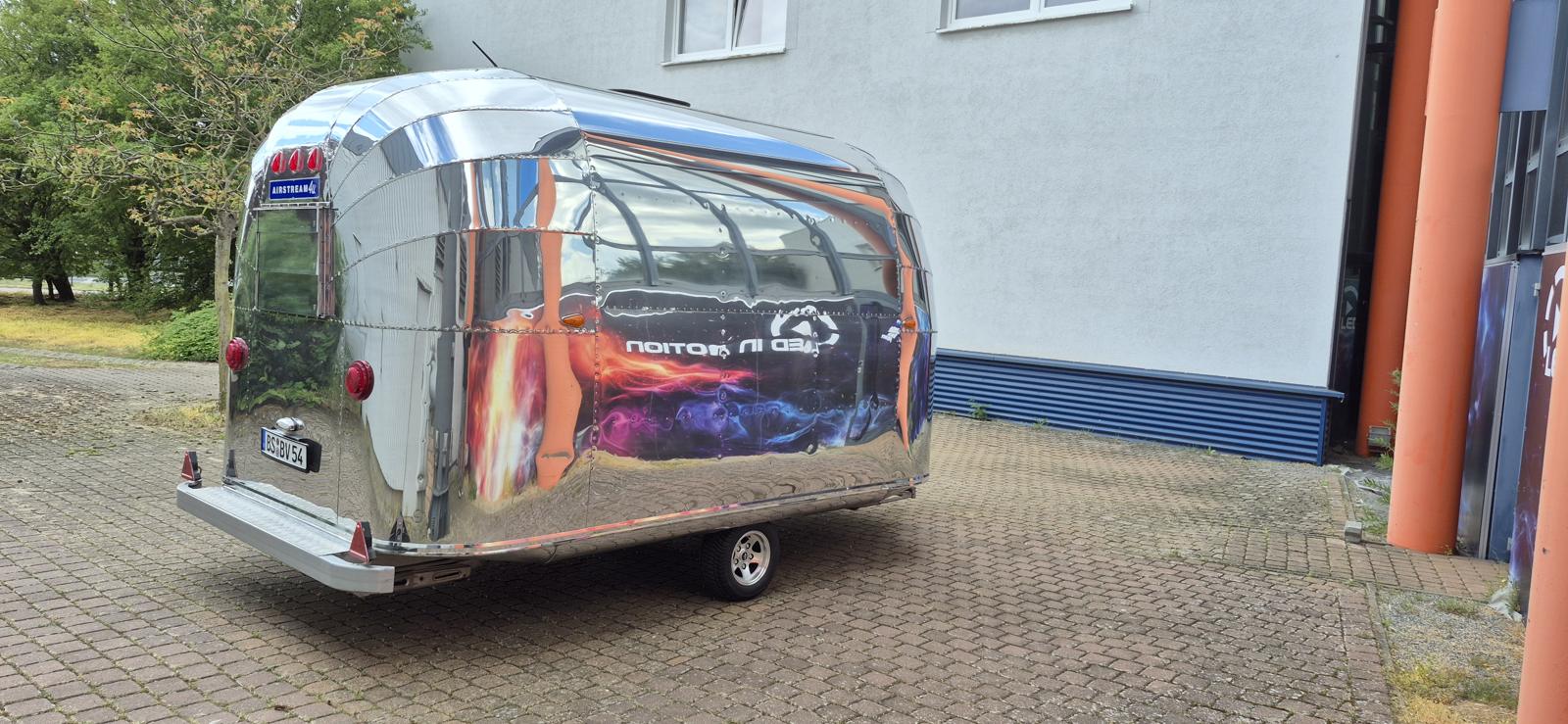 Bubble Vision 54 von hinten, in der polierten Aluminiumhaut spiegelt sich die Umgebung