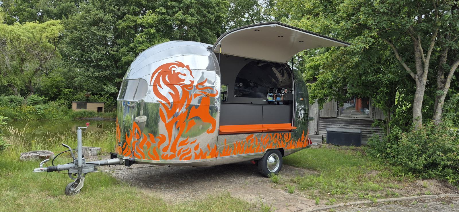Coffee Liner 48 mit geöffneter Ausgabetheke und Löwen-Branding