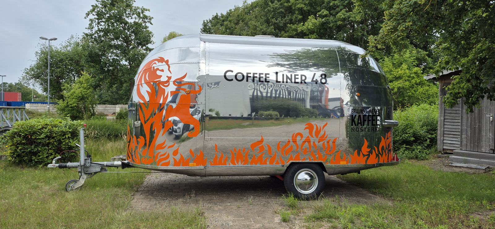 Seitenansicht mit Schriftzug Coffee Liner 48
