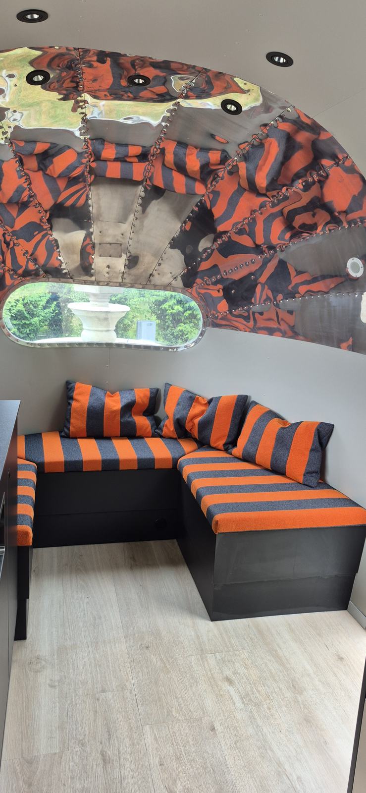 Lounge-Ecke mit orange-schwarzen Polstern