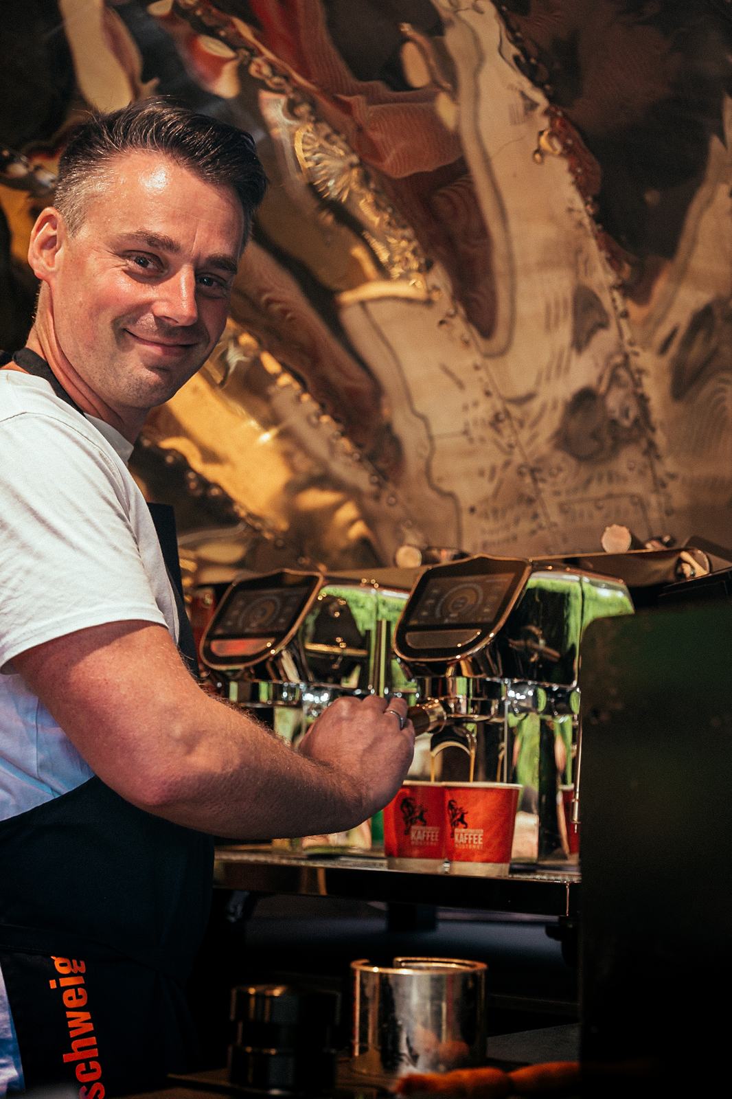 Barista an der Siebträgermaschine im Coffee Liner