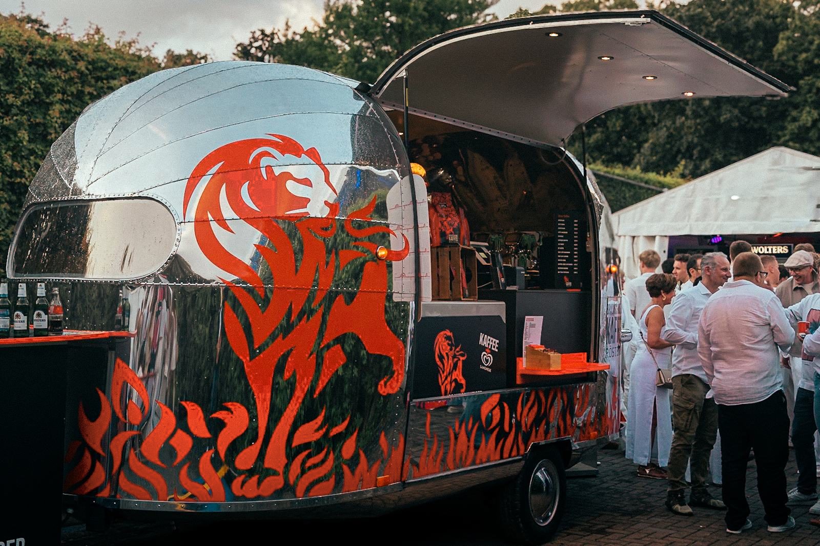 Coffee Liner 48 mit orangem Löwen bei einem Abendevent