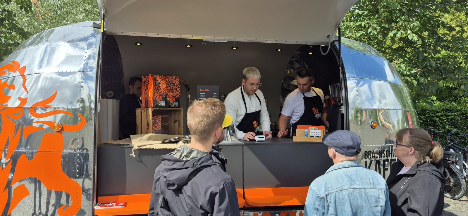 Barista-Team bedient Gäste an der Theke