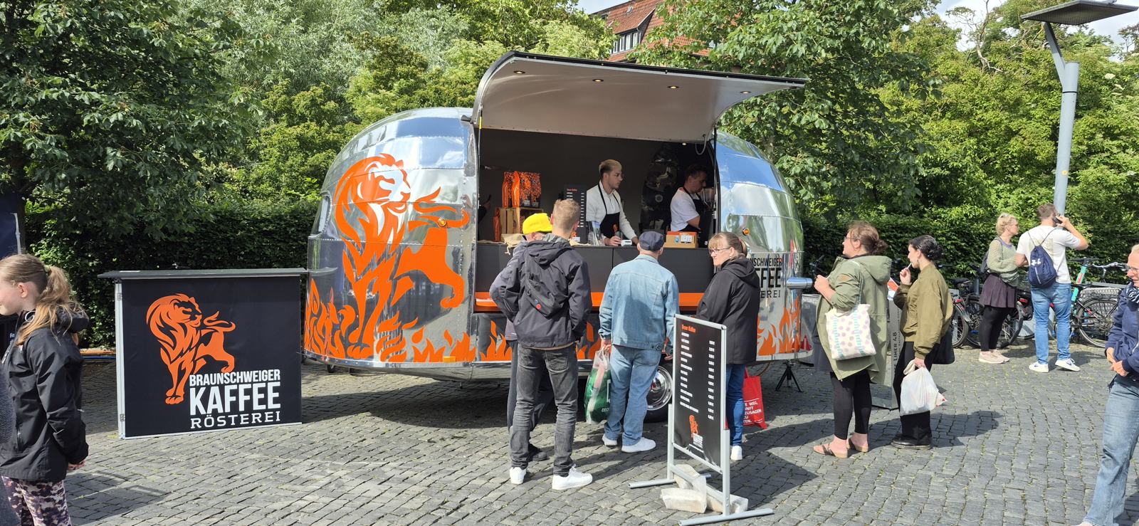 Coffee Liner mit Warteschlange auf dem Tag der Niedersachsen